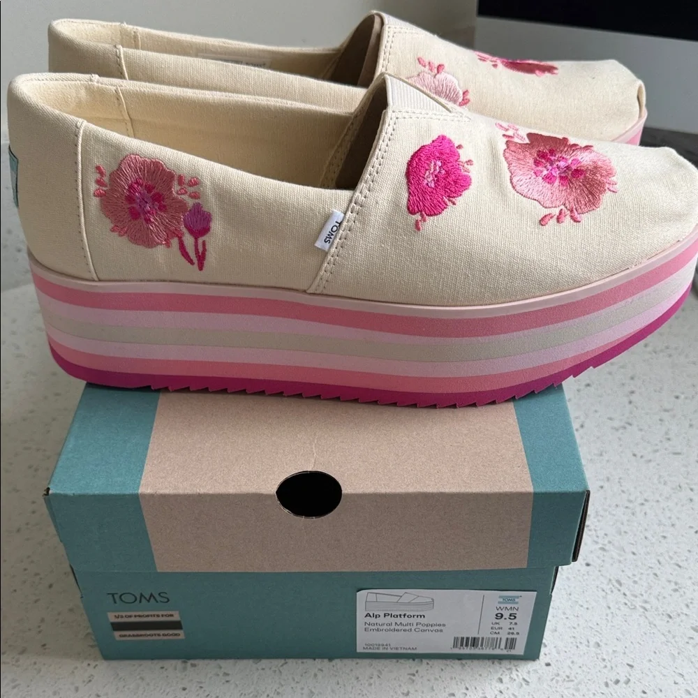 New TOMS Women's Beige Slip-On Shoes with Pink Floral Embroidery - Picture 4 of 9